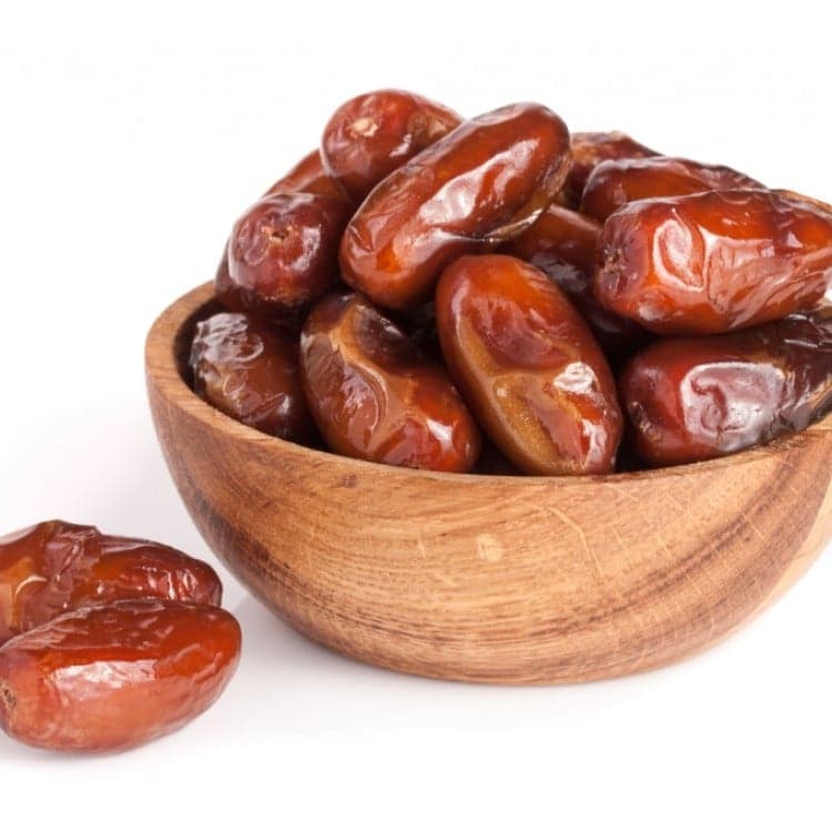 تمر برني في وعاء خشبي