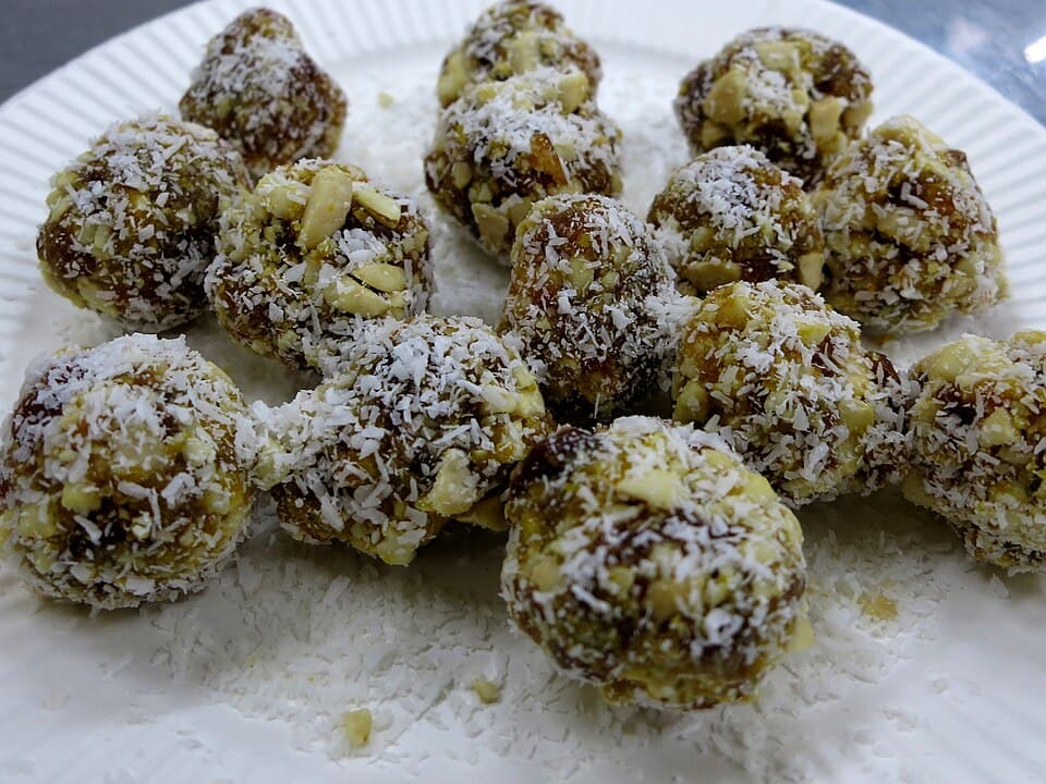 كرات تمر مغطاة بجوز الهند والفستق