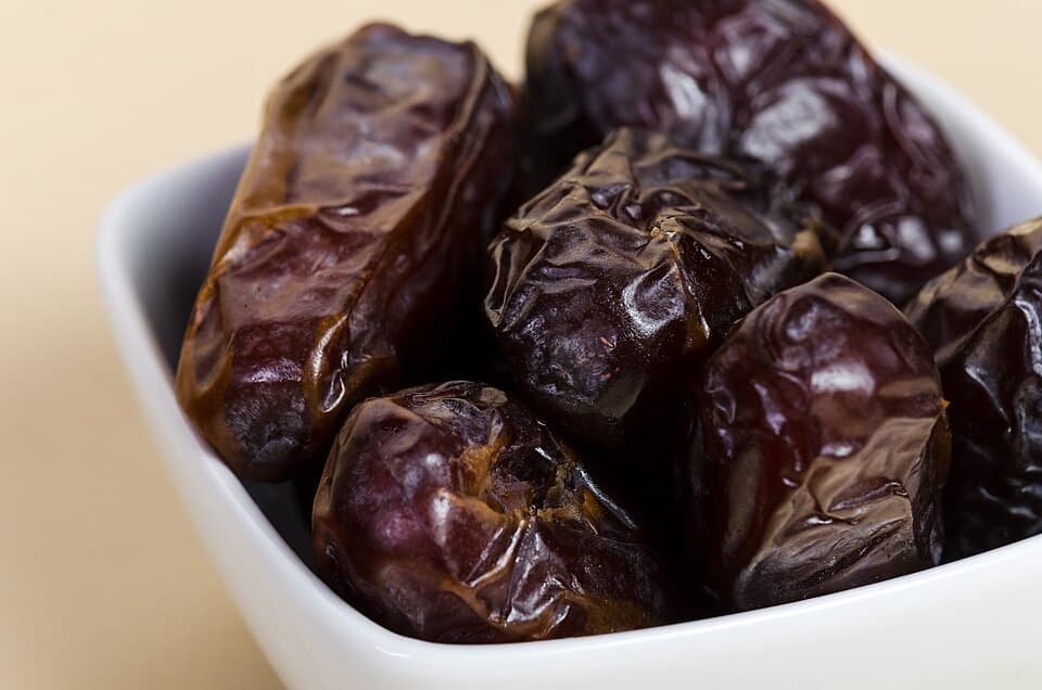 تمر جاف في وعاء أبيض