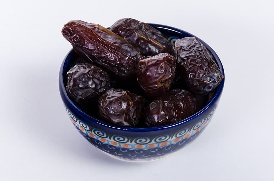 تمر في وعاء مزخرف