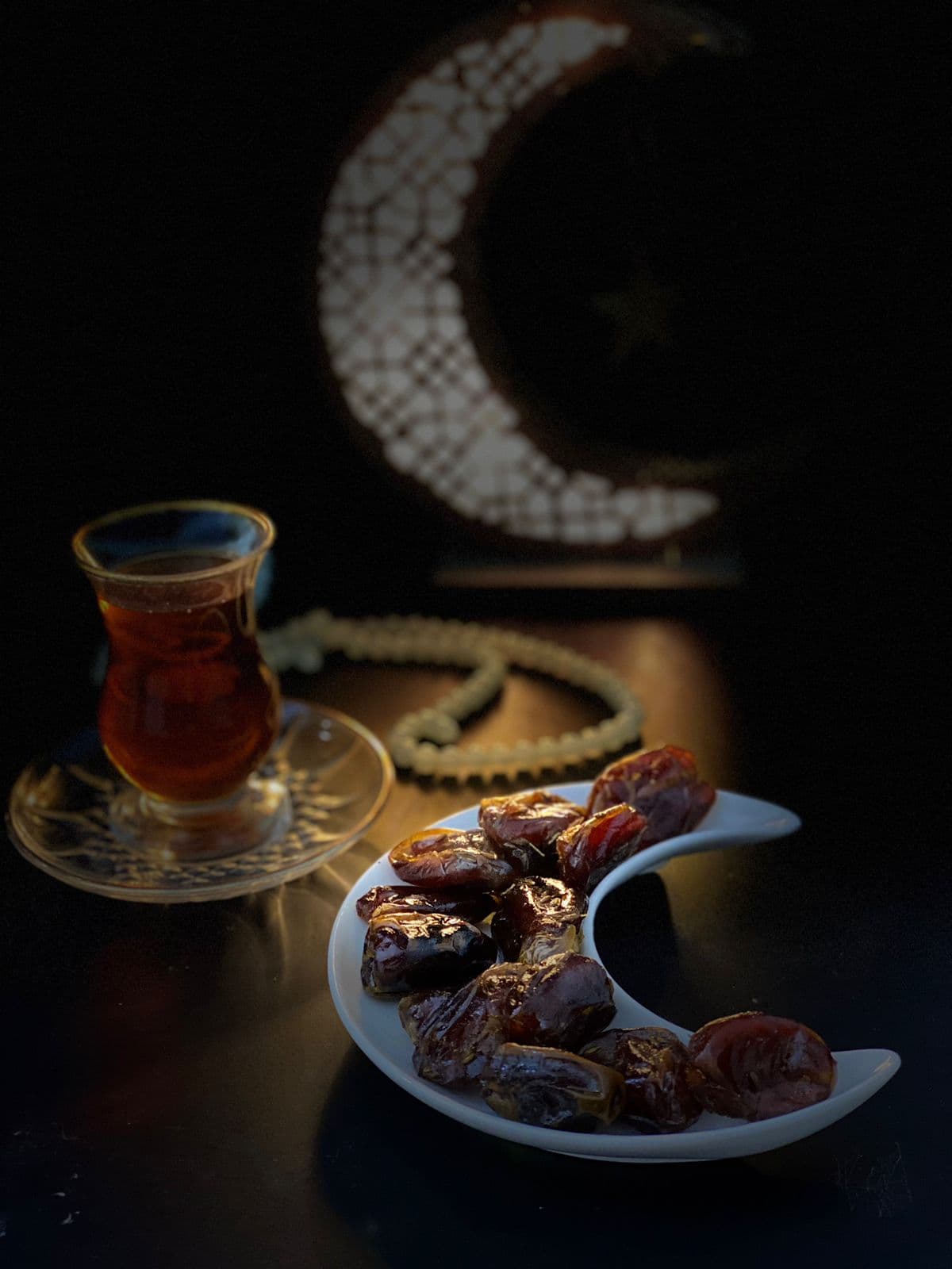 تمر وقهوة في جلسة مسائية