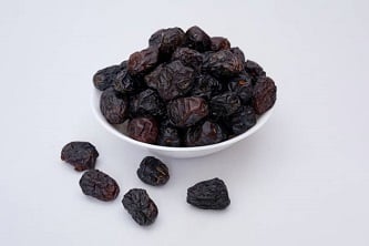 تمر عجوة المدينة في طبق أبيض