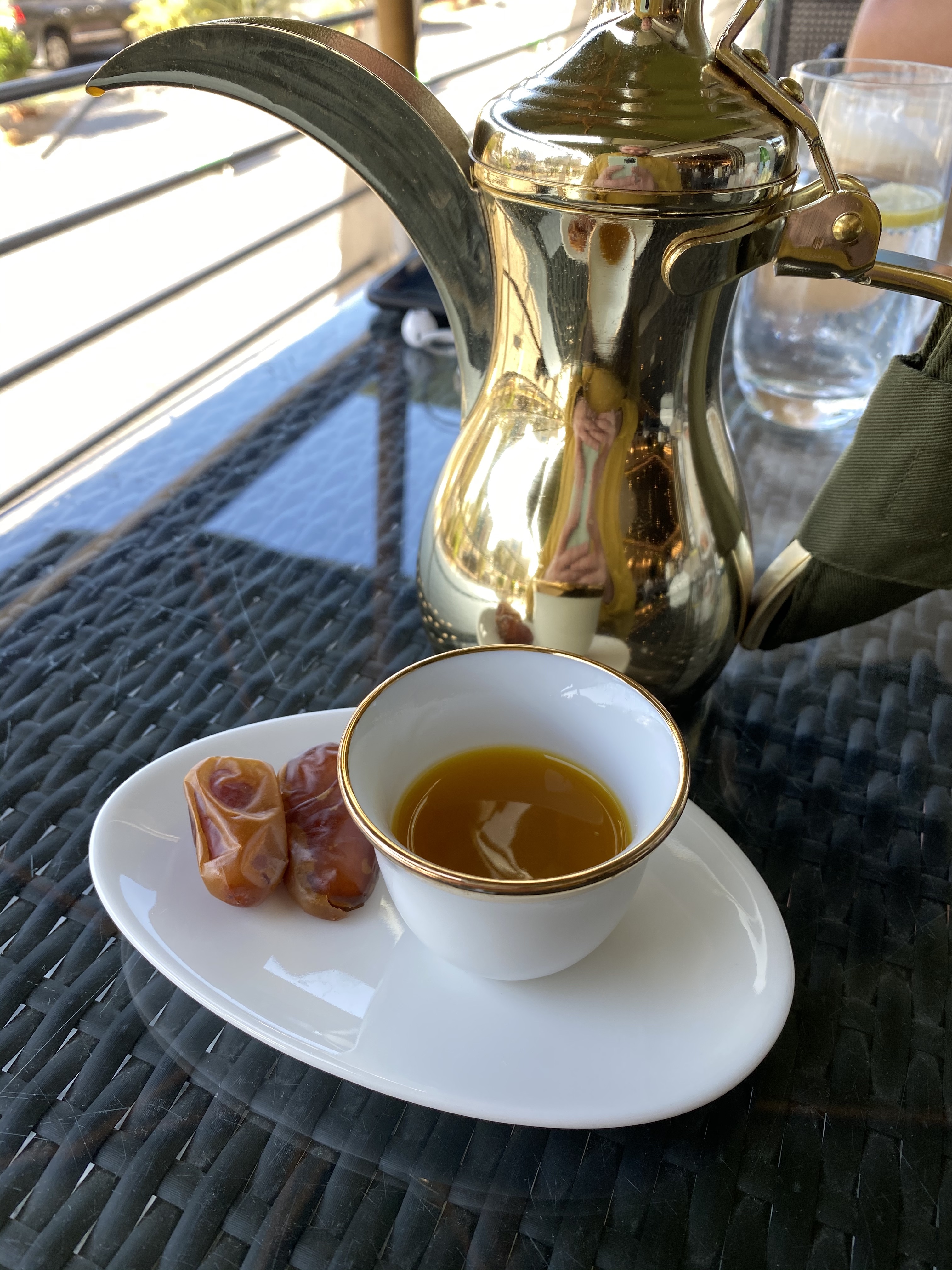 دلة قهوة عربية وفنجان مع تمر