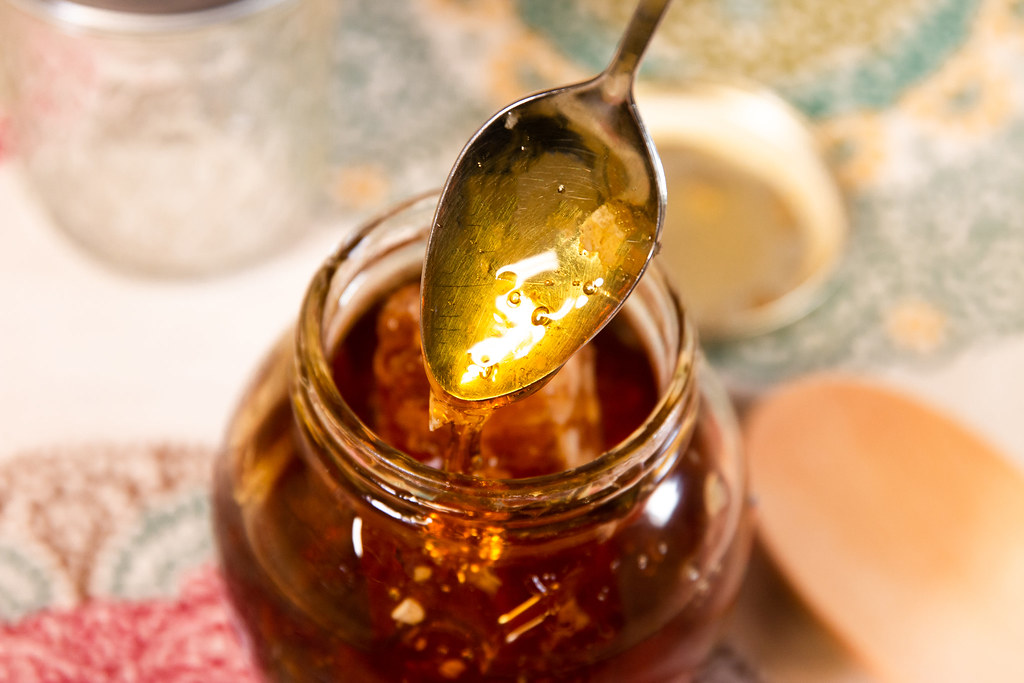 برطمان عسل مع قرص شمع