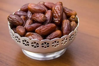 تمر خلاص الأحساء في مبخرة فضية