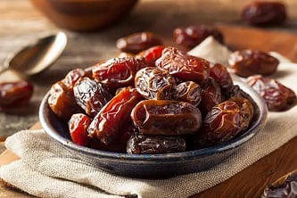 تمر مجدول في طبق تقديم
