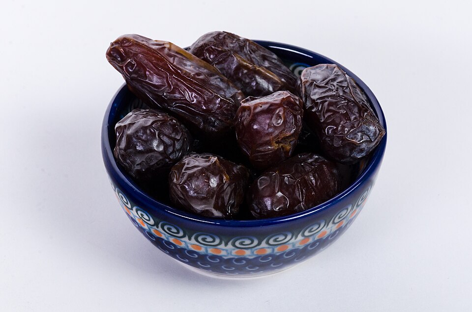 تمر في وعاء مزخرف