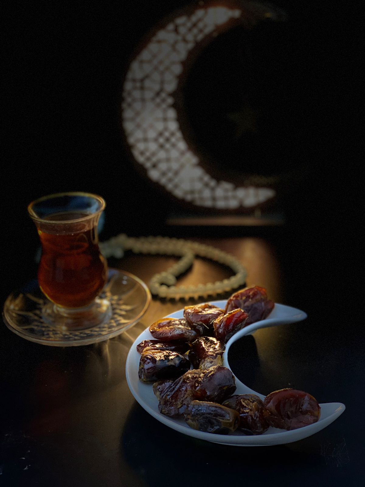 تمر وقهوة في جلسة مسائية